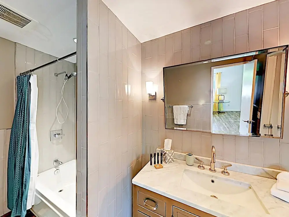 Contemporary - 5 Br Home