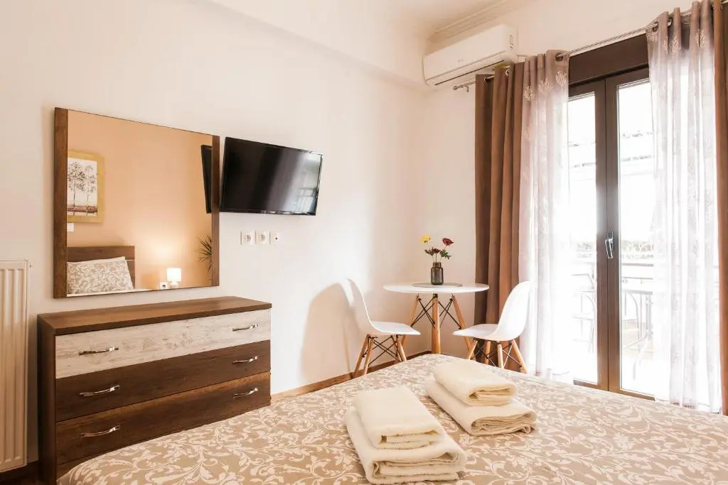 Nicholas Point Apartments and Rooms