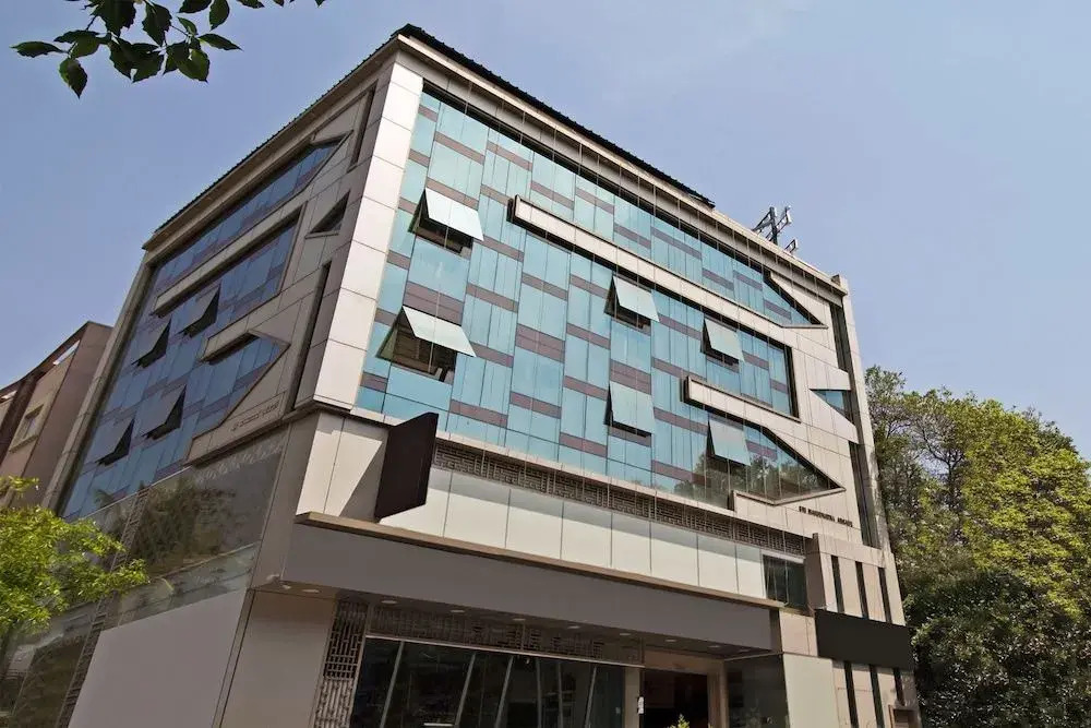 Oyo 30525 Dwarka Grand