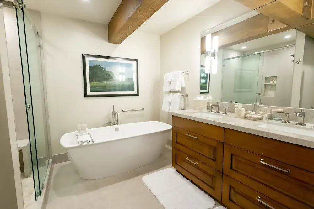 Luxury Four Bedroom Suite with Three Hot Tubs