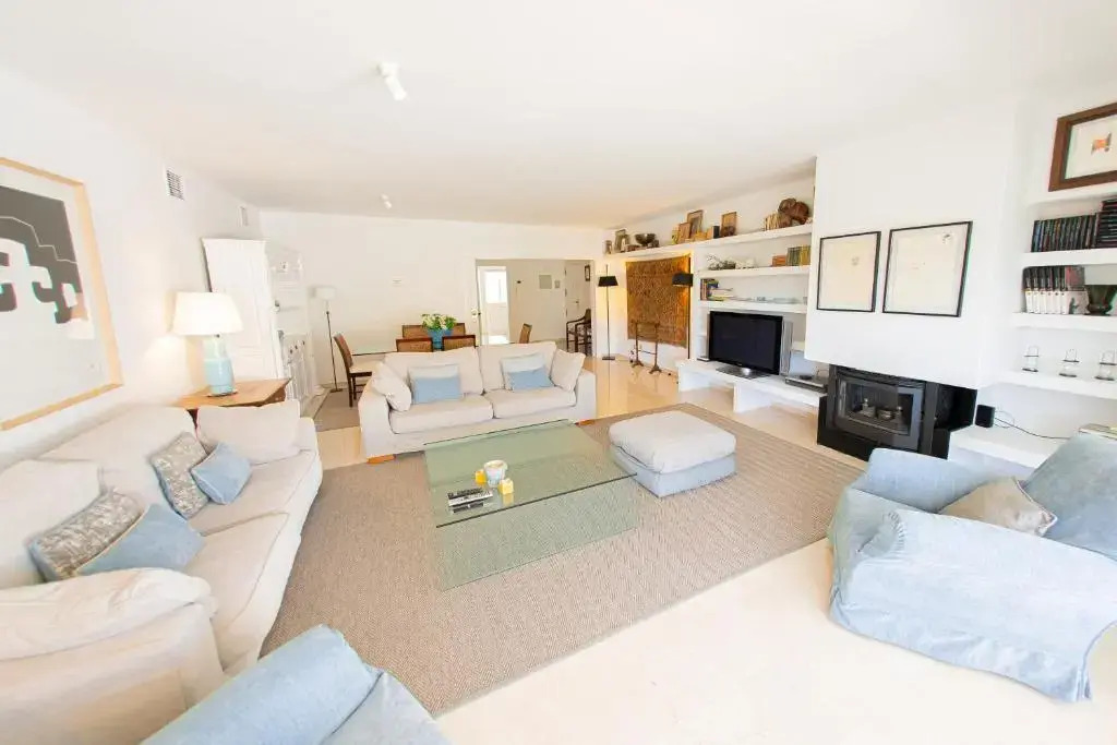 Beautiful 3BEDROOMS/2BATH/Golden Mile