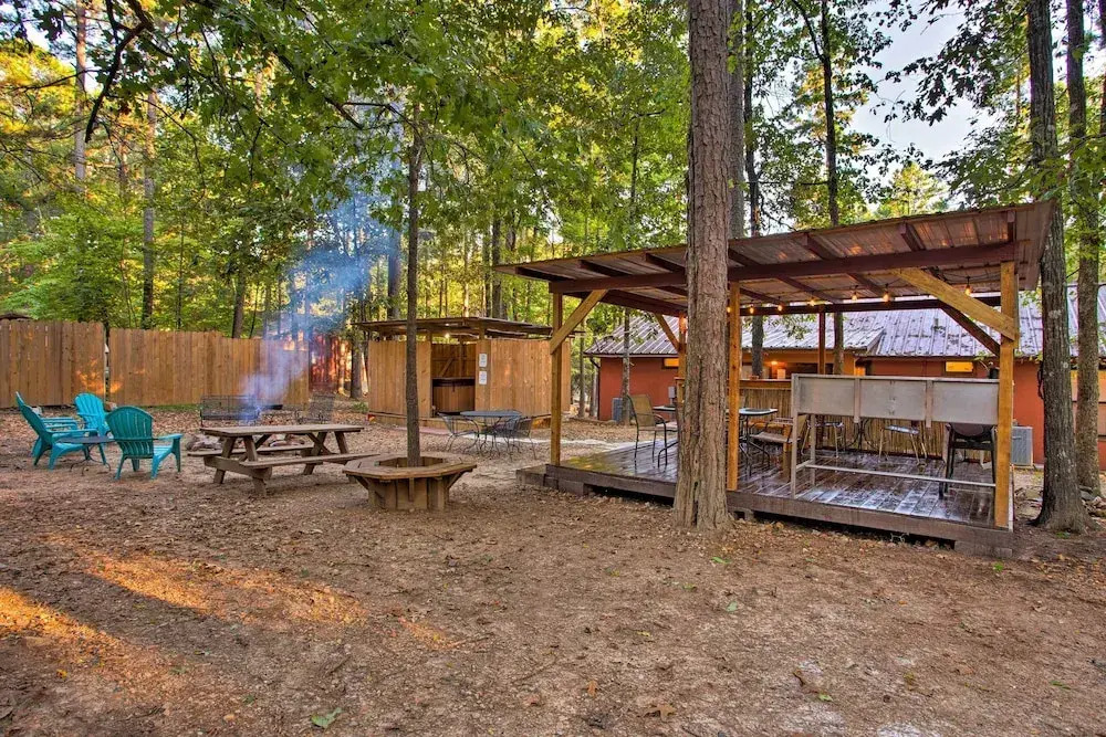 3 Mi to Broken Bow Lake: Cabin w/ Hot Tub & Deck!