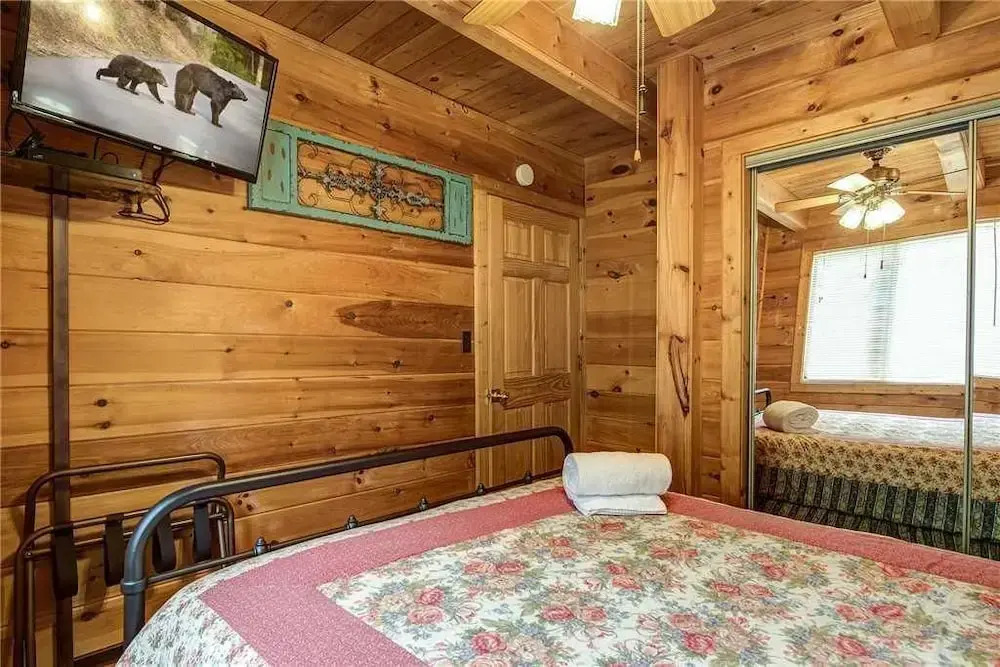 Smoky Mountain View 3 Bedroom Home with Hot Tub