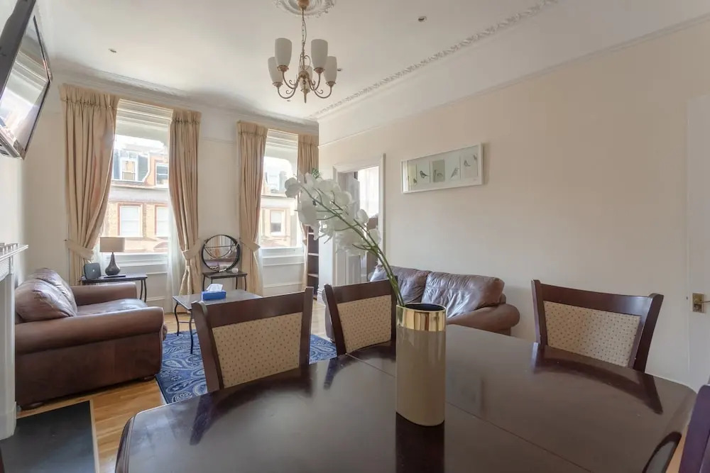 Traditional 2 Bedroom Flat in South Kensington