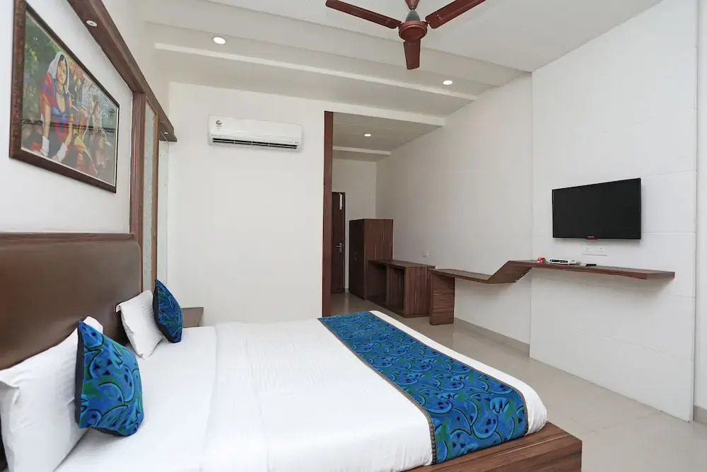 OYO 10343 Hotel Heera Foods