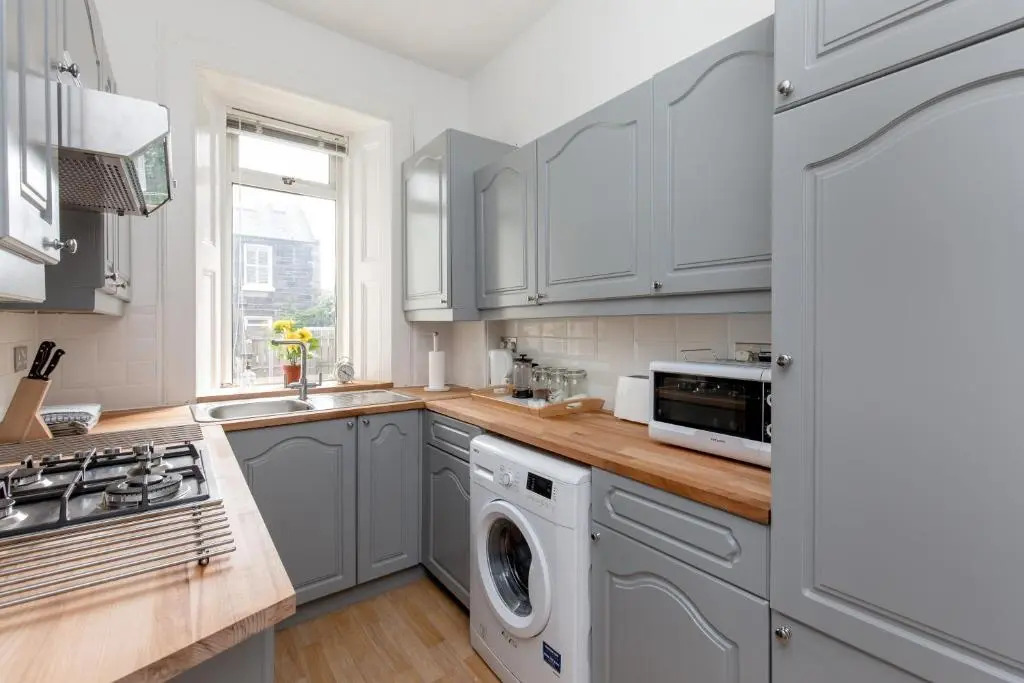 414 Spacious 1 bedroom ground floor apartment near Leith with sofa bed in living room