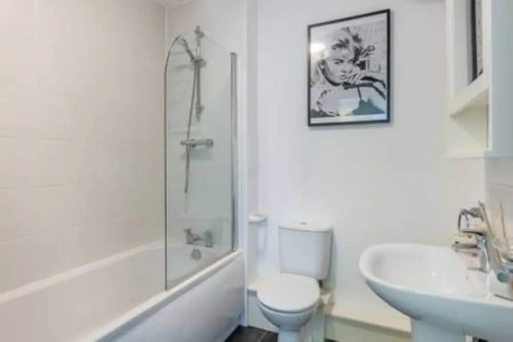 Modern 2 Bedroom Property in Stylish Complex