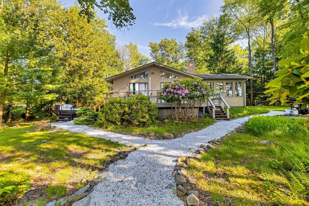 Lakefront Poconos Retreat w Hot Tub Dog Friendly