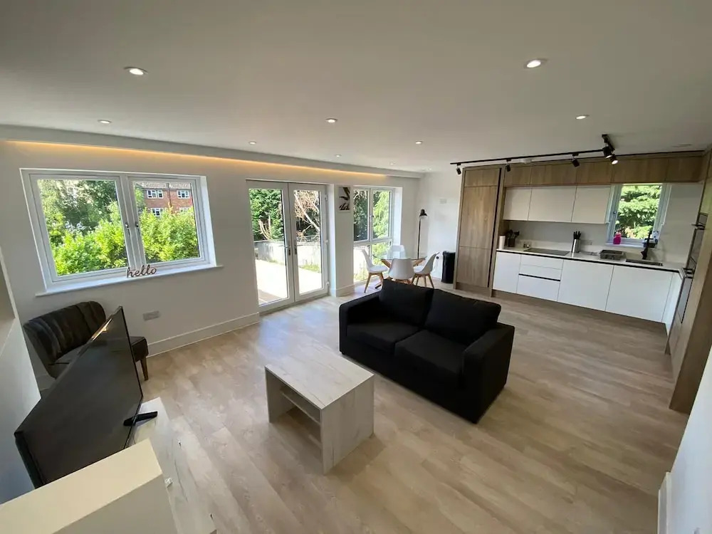Lovely 2 Bedroom Flat with Parking