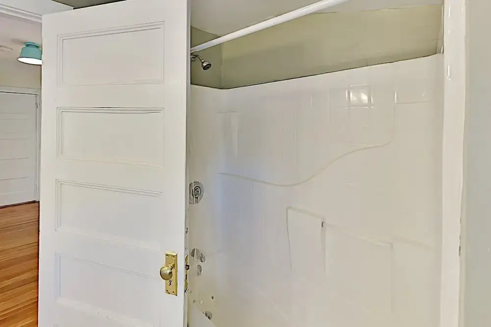 Renovated Retreat - Near Beaches & Town 5 Bedroom Home