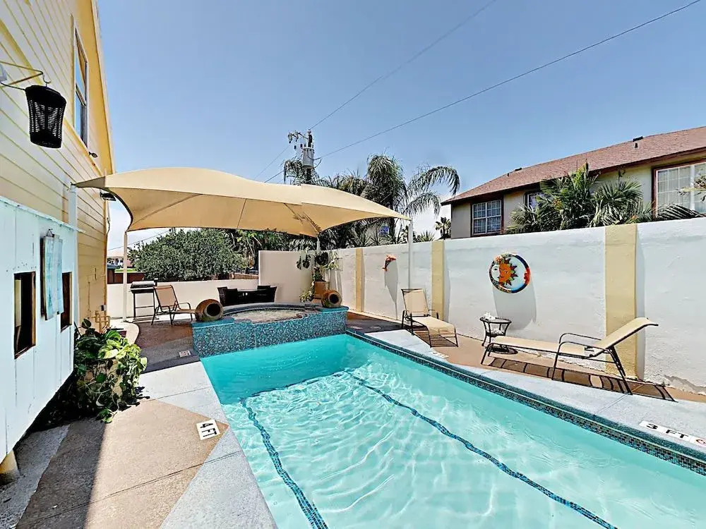 108 E Whiting St House - 2 Br apts by RedAwning