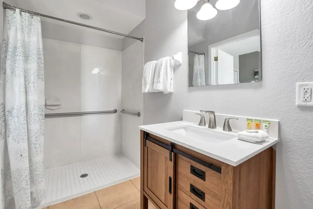 Elegant and Spacious 3BD Town Home With CDC Standards - CLOSE to Convention Center #3VC007
