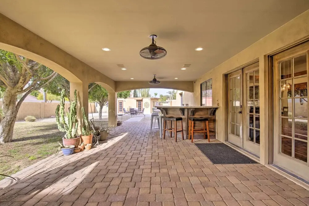 11 Mi to Phoenix: Tempe Escape w/ Patio & Bar!
