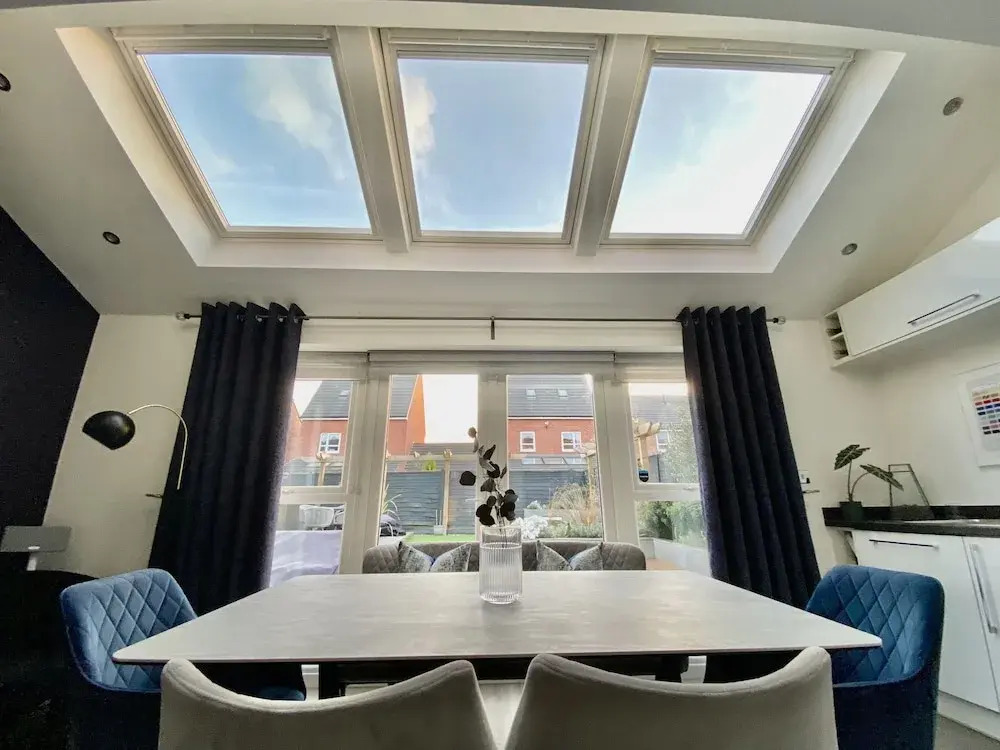 Stunning 4 Bed House With Cinema Room & Parking