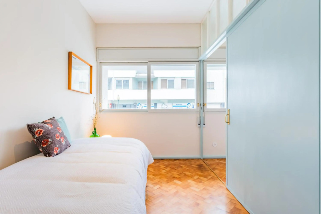 UNIQUE Modernist Duplex apartment & PARKING