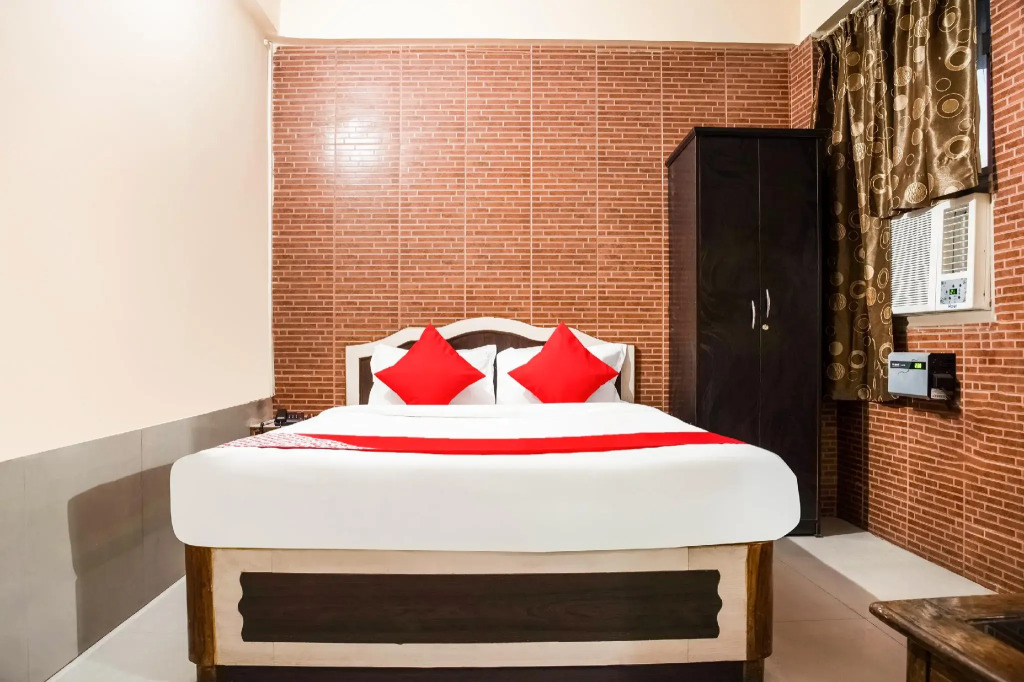 OYO Flagship 36878 Hotel Embassy Exhibition Rd