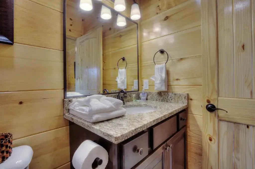 Luxury 5bed/6ba Cabin: Theater, Pool Room, Hottub!
