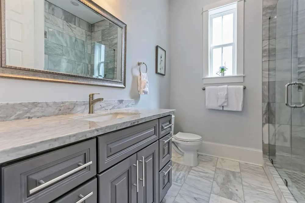 Chic 4 BR Condo - Large Pool - Perfect Location