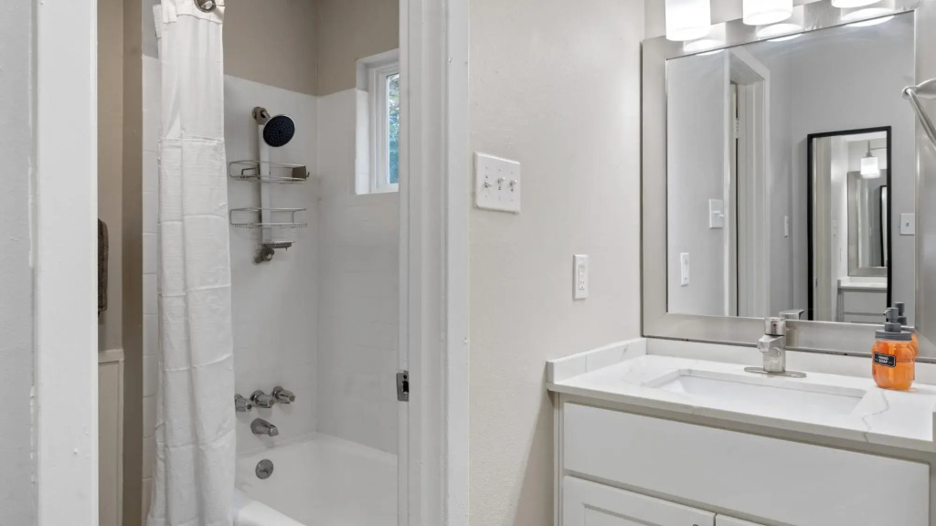 Cozy Efficiency Studios Close to Downtown and Domain