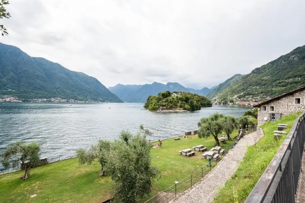 Guesthost - Ossuccio Apt with Ac, Balcony & Parking! (Adults Only)