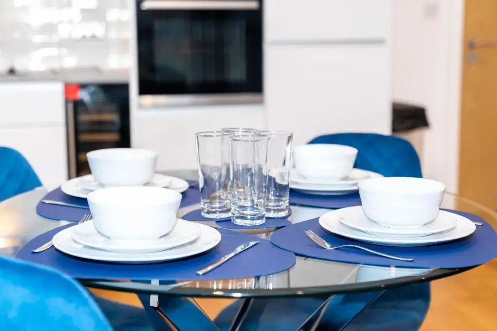 MAEVELA Apartments - Luxury Broad St Apartment - 2 Bed, 2 Bath - City Centre/Cube/Mailbox - WITH UNDERGROUND PARKING ✓- L Shape Sofa, Large 50 inch Smart TV with FREE NETFLIX & WIFI