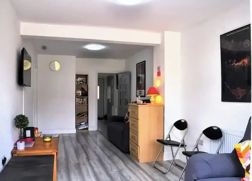 5 Bed Family Home Greater London, Free Parking