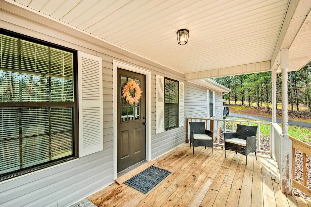 Beautiful Clarkesville Home about 8 Mi to Helen!