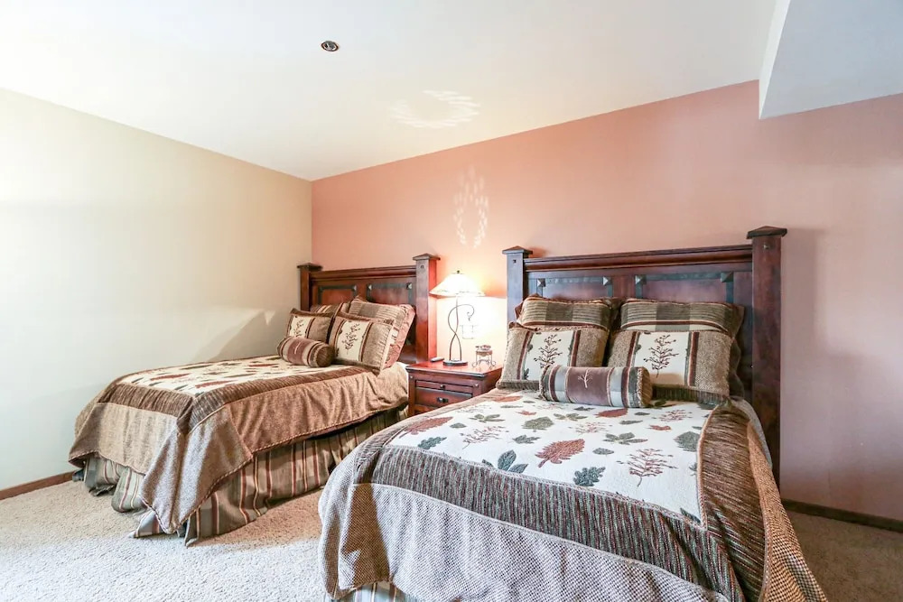 Silver Bear 22 Pet-Friendly, Cozy, Underground Parking, Walk to Canyon Lodge by RedAwning