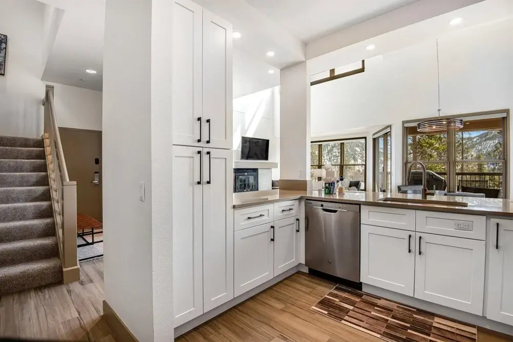 Contemporary 3 Bedroom Condo in West Keystone Along Shuttle to Slopes