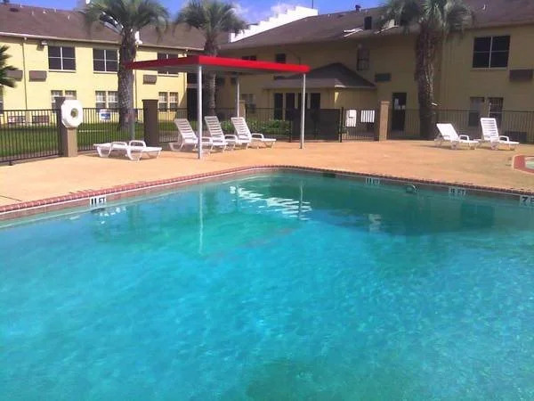 Bays Inn and Suites