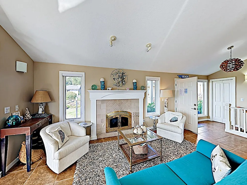 Stunning Coastal Getaway W/ Firepit, Walk To Beach 3 Bedroom Home