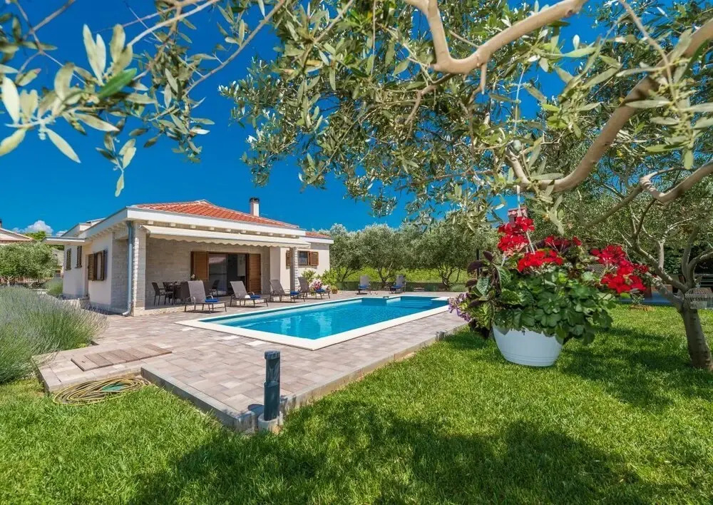 Villa Mia with heated pool, billiards and large garden - by TA Leut Agency
