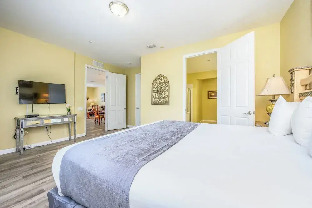 Premium Lake View Condo, Vista Cay - 1005