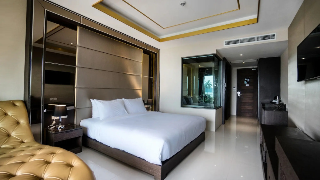 Aqua Resort Phuket - Near Beach and Chalong Pier