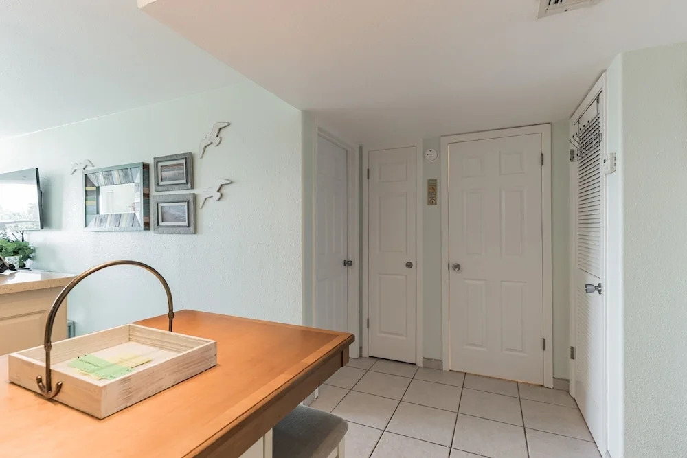 Charming 1 Bedroom, 3 Minute Walk To The Beach Condo by RedAwning