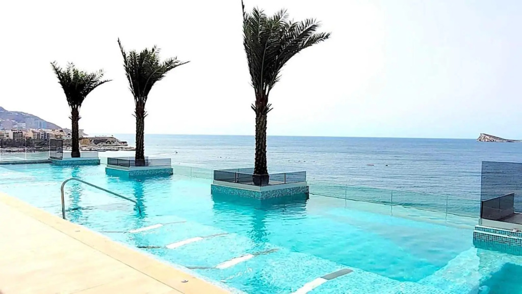 First line Ocean Drive Luxury apartment1 with infinity swimming pool