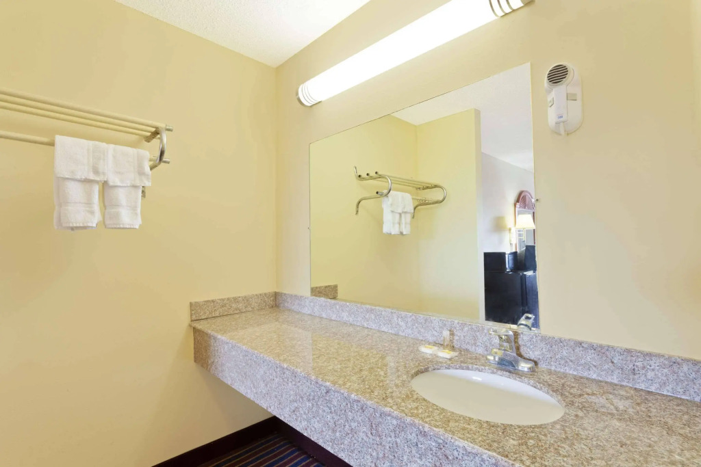 Days Inn by Wyndham Downtown-Nashville West Trinity Lane
