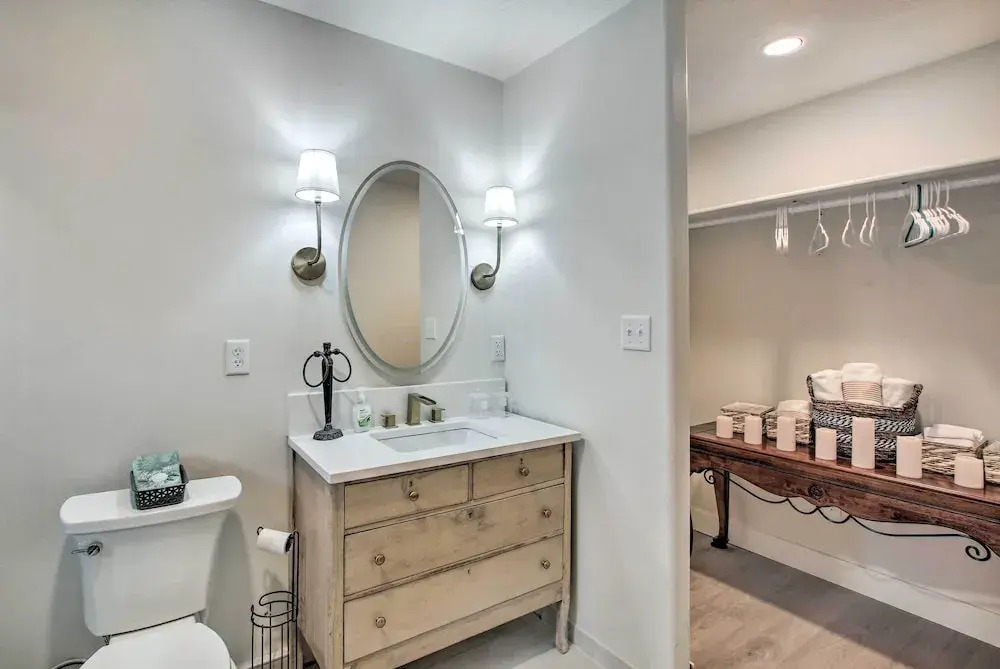 Cozy + Chic Abode ~ 11 Mi to Bloomington Lake