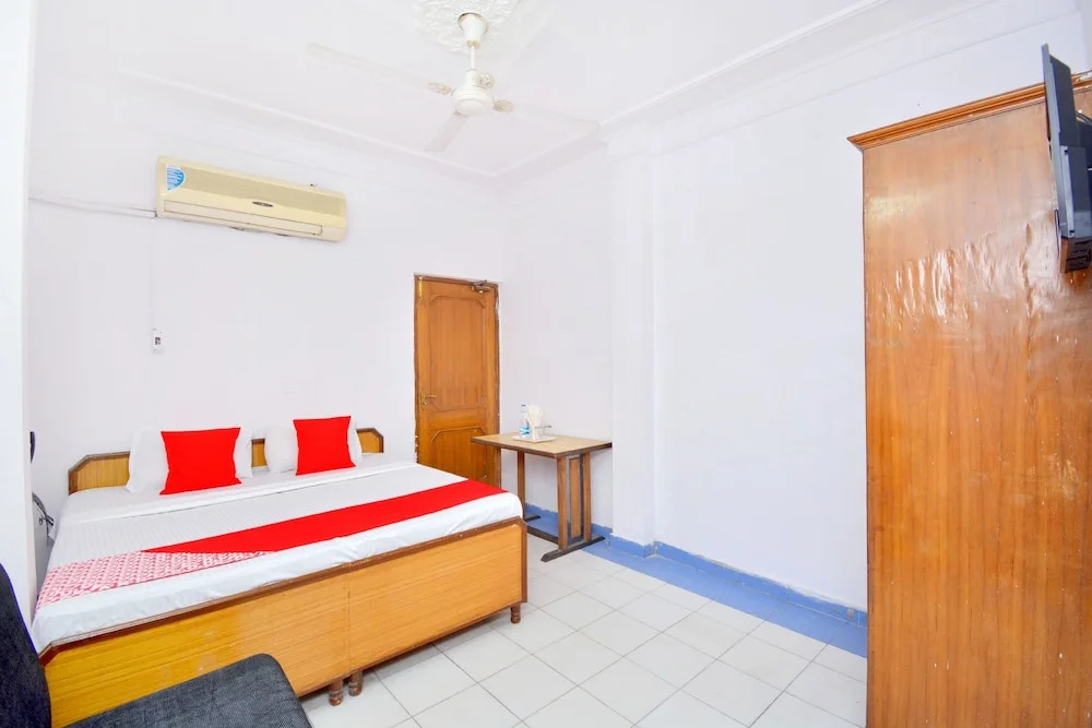 White House Continental by OYO Rooms