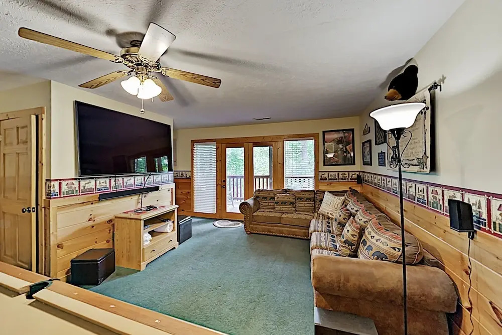 The Bear Essentials Getaway W/ Hot Tub 3 Bedroom Cabin