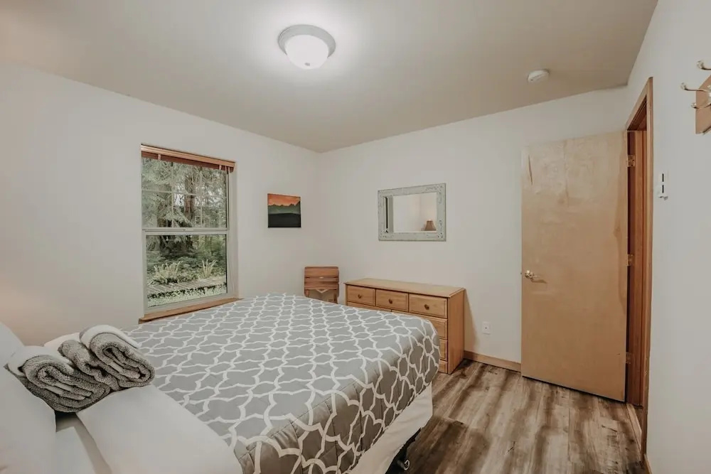 61mbr - Hot Tub - Wi-fi - Pets Ok - Sleeps 6 3 Bedroom Home by Redawning