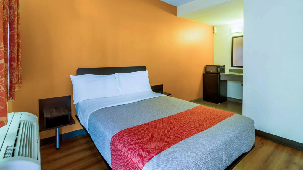 Motel 6 Maple/Main