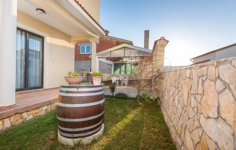 Amazing Apartment in Valbandon With Wifi and 2 Bedrooms