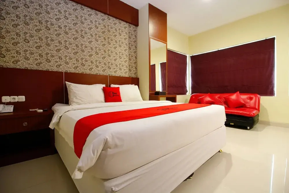 RedDoorz Premium near Nipah Mall