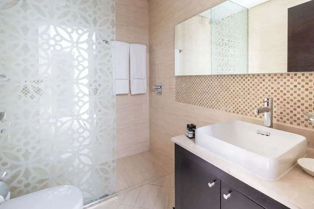 Pristine 2BR Apartment in Downtown Dubai - Sleeps 5!
