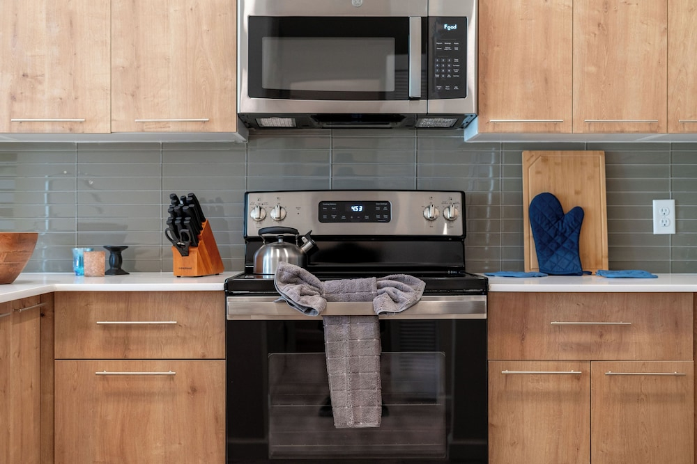 Riviere 2BR Apartment Pet Friendly Oasis Sleeps 6 Close to Epic Universe Pool & Gym