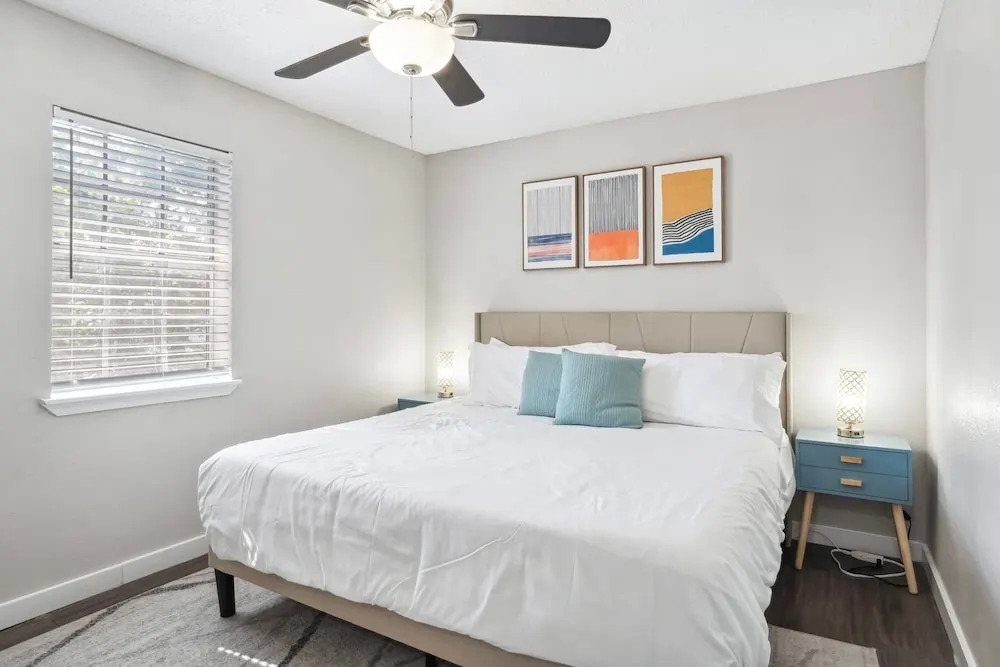 Spacious and Fun King Bed 2BR w Pool 5 Min to DT