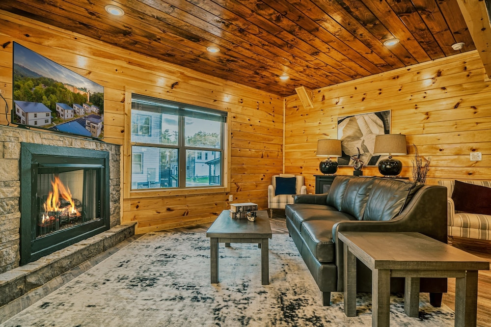 Stylish New 5BR 4BA Cabin Steps From Dollywood