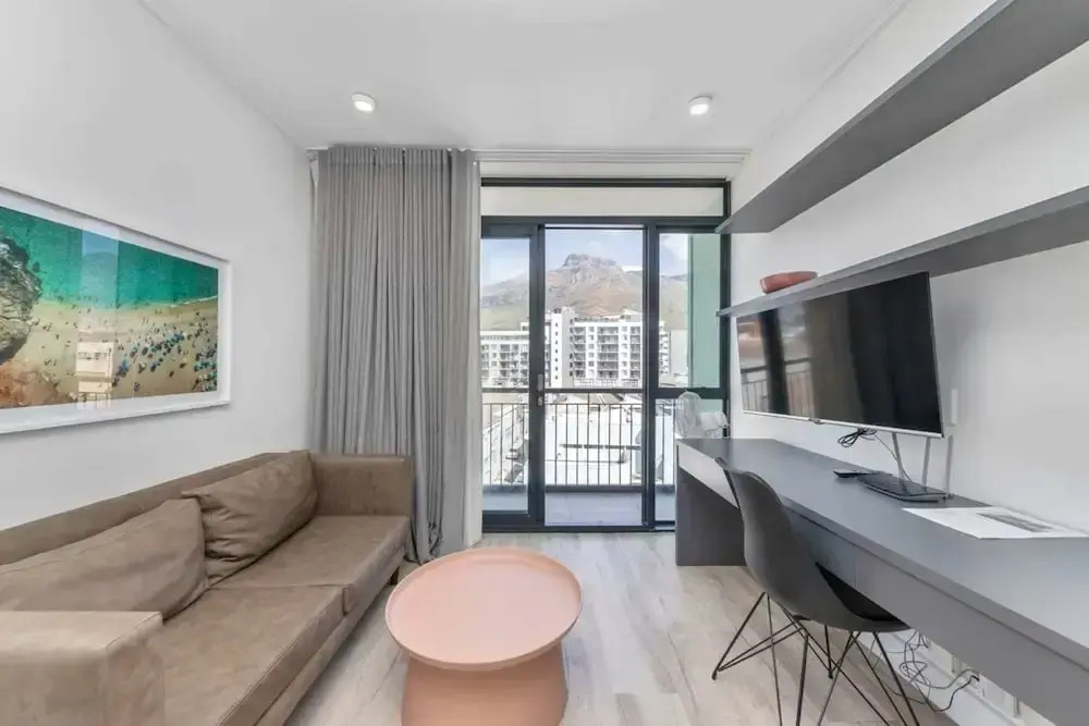 Stunning Studio Apartment With Balcony, Woodstock!