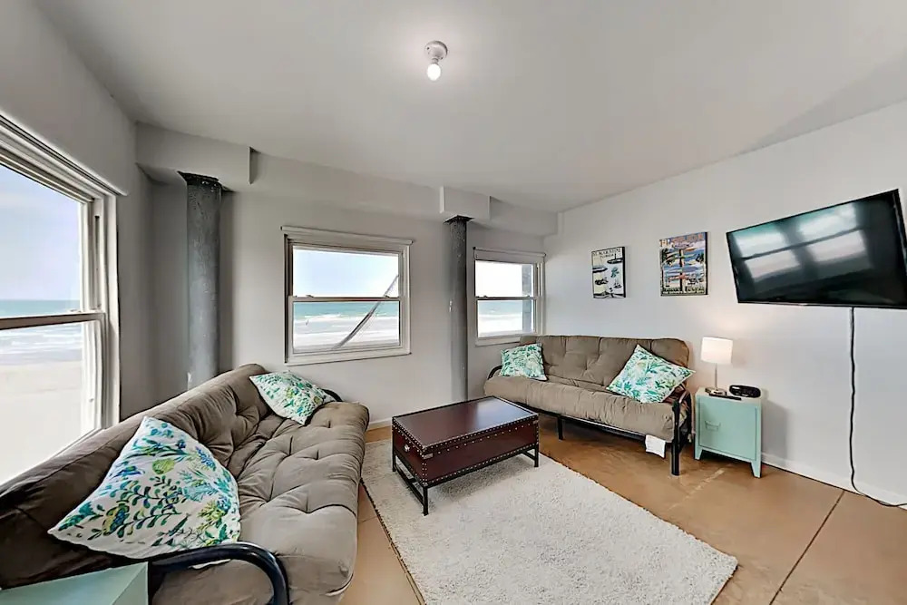 Hercules By The Sea W/ Expansive Deck & Patio 4 Bedroom Home